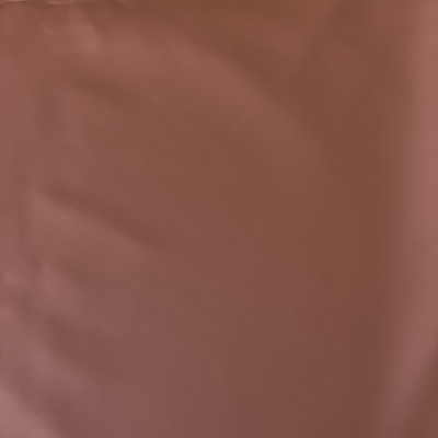 KOZA S HF62 MAT D CAMEL širine 1.4 m, gramaže 221 g/m2. Veštačka koža sa mat sjajem, glatka I prijatna, za šivenje pantalona, haljina.