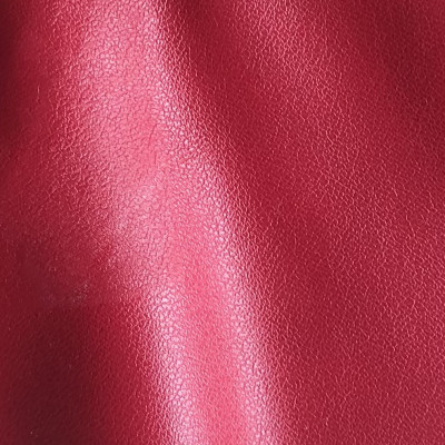 KOZA S 1611 RED CARPET širine 1.4 m, gramaže 254 g/m2. Veštačka koža sa mat sjajem, glatka i lagana, za šivenje pantalona, haljina.