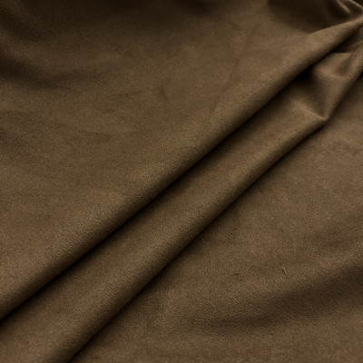 KOZA S SUEDE H TABACCO BROWN širine 1.5 m, gramaže 284.9 g/m2. Antilop koža sa baršunastom opipom, mekana, za šivenje jakni, haljina.