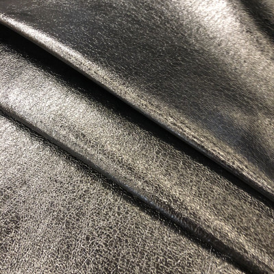 KOZA S ANTIQUE BLACK širine 1.4 m, gramaže 221 g/m2. Veštačka koža sa lakovanim premazom, glatka i lagana, za pantalone, haljine.