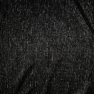 POLY KNIT FOIL BLACK širine 1.5 m, gramaže 121 g/m2. Plisirana poliesterska trikotaža sa sjanjim premazom, za svečane kolekcije.