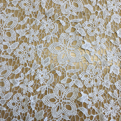 CIP S CHEMICAL WHITE širine 1.3 m, gramaže 208 g/m2. Elegantna čipka sa cvetnim dezenom, izuzetne mekoće, za haljine.