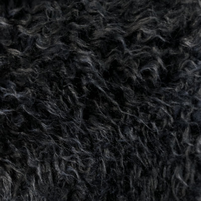KRZNO LAMB BLACK širine 1.6 m, gramaže 566 g/m2. Krzno od veštačke dlake, toplo i mekano, sezona Jesen Zima, za dečije kolekcije.