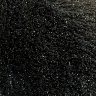 KRZNO TEDDY BLACK širine 1.7 m, gramaže 257 g/m2. Krzno od veštačke dlake, toplo i mekano, sezona Jesen Zima, za dečije kolekcije.