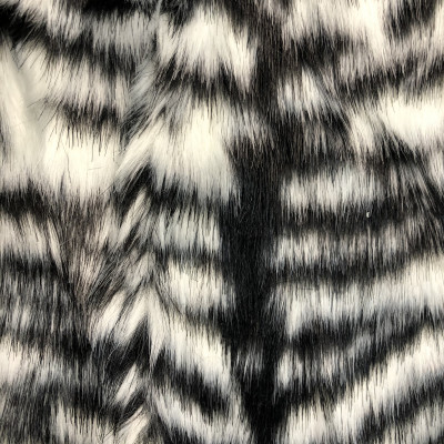 KRZNO ANIMAL ZEBRA BLACK WHITE širine 1.6 m, gramaže 459 g/m2. Krzno od veštačke dlake, toplo i mekano, za bunde, sezona Jesen Zima.