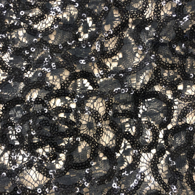SLJOKICE S SENSATION BLACK širine 1.6 m, gramaže 180 g/m2. Elegantne sjajne šljokice, koje su glatke i idealne za svečane prilike.