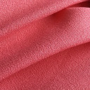 04110045-6828 - KOSULJAR S CREP MUSLIN SHUGAR CORAL širine 1.6 m, gramaže 77 g/m2. Lagana i prozirna tkanina sa krepastim opipom za bluze, košulje, haljine.